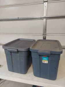 lot 1315 image: Rubbermaid 18 Gallon Storage Containers - Set of 2