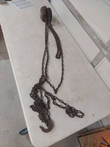 lot 1361 image: Industrial Chain Hoist with Pulley System