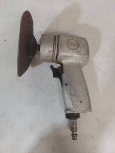 lot 1370 image: Black & Decker Pneumatic Air Disc Sander