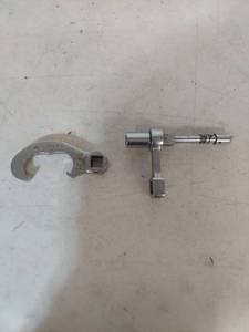 lot 1380 image: Snap-on Steering Wheel Puller Set WA-16 and ST669 Torque Adaptor Set