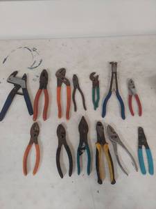 lot 1383 image: Mixed Hand Tool Collection - Pliers, Wire Cutters and Specialty Tools