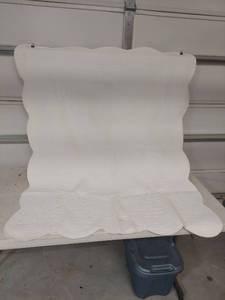 lot 1775 image: White Quilted Bedspread - 48x58