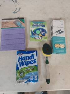 lot 1787 image: Mixed Household Cleaning Supplies Bundle