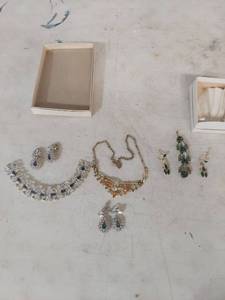 lot 3430 image: Costume Jewelry Collection Necklaces and Earrings Set