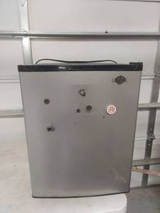 lot 3431 image: Compact Bar Fridge  Mini Refrigerator