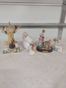 lot 3439 image: Collectible Figurine Set