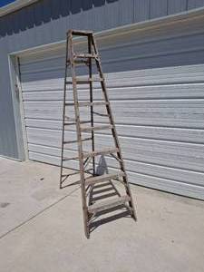 lot 1424 image: Aluminum 8ft Step Ladder