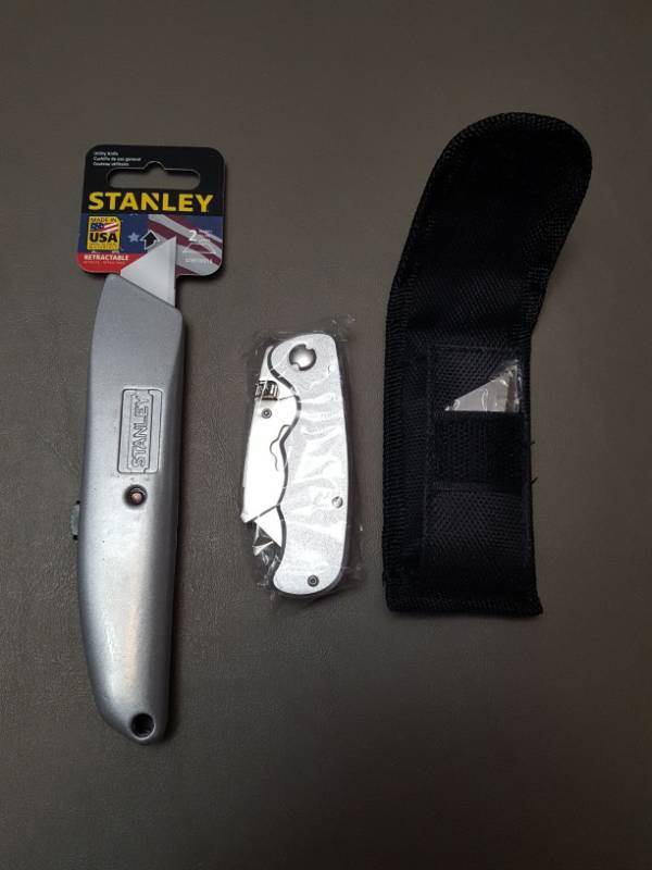 lot 4361 image: 2 box cutter knives