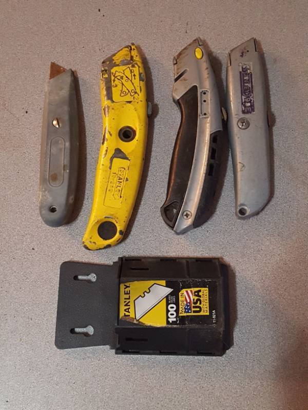 lot 4723 image: 4 box cutter knives & approx. 25 extra blades
