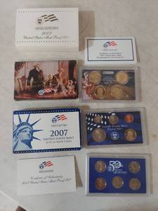 lot 2015 image: 2007 US Mint Proof Set with Presidential Dollar Coins and State Quarters