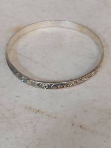 lot 2047 image: Sterling Silver Engraved Pattern Bangle Bracelet