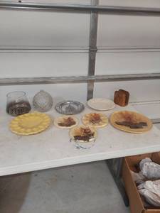 lot 2055 image: Mixed Glassware and Ceramic Collection