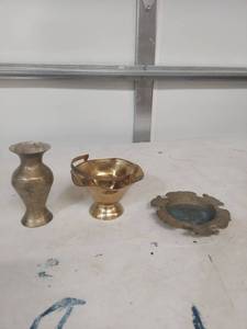 lot 2107 image: Brass Home Decor Set - Vase, Basket and Ashtray