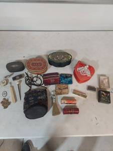 lot 2127 image: Mixed Collectibles and Small Accessories Lot