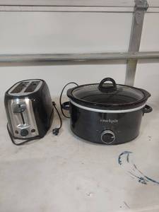 lot 2153 image: Kitchen Appliance Bundle - Black & Decker Toaster and Crockpot Slow Cooker