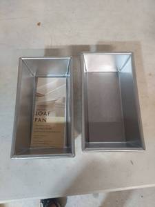 lot 2157 image: Williams-Sonoma Traditional Loaf Pan Set