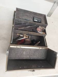 lot 2183 image: Professional Makeup Artist Train Case