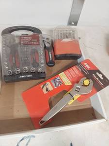 lot 2220 image: HUSKY 45-Piece Stubby Set and SKIL Fast Ratchet Tool Combo