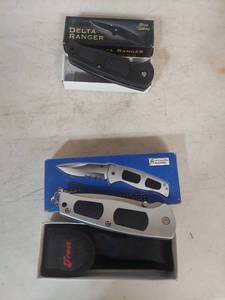 lot 2259 image: Folding Pocket Knife Set with Carrying Case