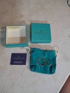 lot 2003 image: 14k Gold Oval Hoop Earrings with Gift Pouch