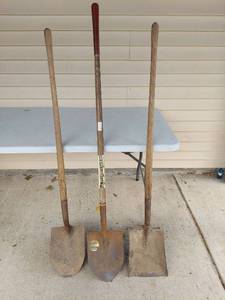 lot 1000 image: Set of 3 Long-Handle Shovels - Round Point and Square Point