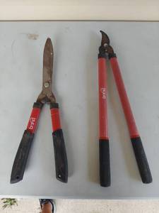 lot 1001 image: Hedge Shears and Lopper Set