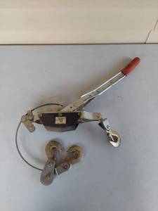 lot 1002 image: Buffalo Cable Puller Come-Along Winch