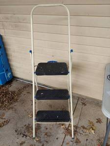 lot 1005 image: Safety 1st 3-Step Folding Step Ladder