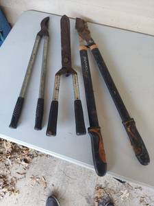 lot 1041 image: Lot of 3 Garden Loppers and Hedge Shears