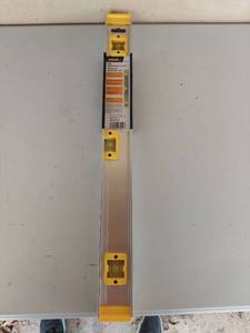 lot 1048 image: Johnson Level 24-Inch Aluminum Level