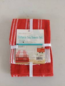 lot 1078 image: Household Trends 3-Piece Tea Towels Set in Red