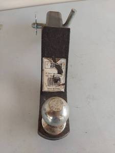 lot 1081 image: Tractor Supply 4-Inch Drop Slip-in Hitch