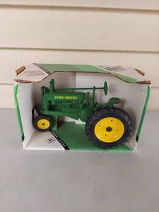 lot 1132 image: ERTL 1934 John Deere Model A Tractor 116 Scale Die-Cast