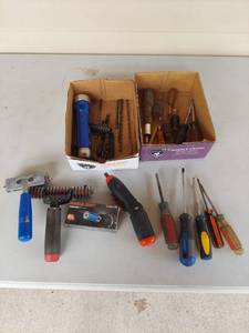 lot 1171 image: Mixed Hand Tool Lot - Screwdrivers, Drill Bits, Universal Socket & More