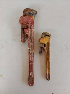 lot 1185 image: Heavy Duty Pipe Wrench Set - 18 and 10 Steel Pipe Wrenches