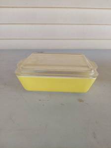 lot 1224 image: Pyrex Yellow Refrigerator Dish with Glass Lid