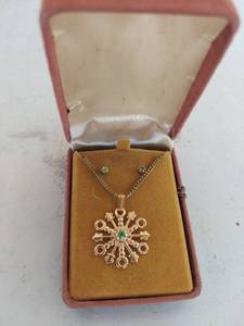 lot 1266 image: Snowflake Pendant Necklace and Stud Earrings Set with Green Stone