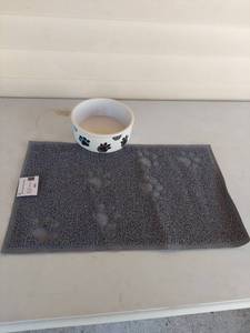 lot 1270 image: Pet Trends Multi-Use Pet Mat with Paw Print Ceramic Bowl