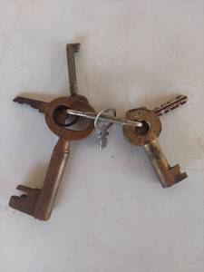 lot 1296 image: Collection of Old Brass Skeleton and Barrel Keys Including ICRR Marked Key