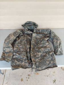 lot 1297 image: US Army ACU Cold Weather Parka - Universal Camouflage Pattern, Medium Regular