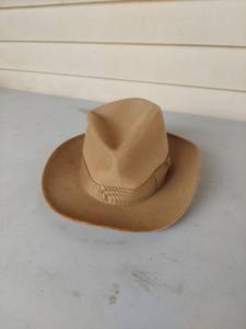 lot 2295 image: Royal Stetson De Luxe Flagship Tan Felt Fedora Hat