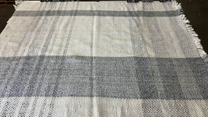 lot 2036 image: Threshold Asymmetric Area Rug.7x10.