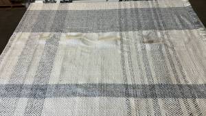 lot 2058 image: Threshold Assymmetric Area Rug 7x10.