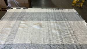 lot 2059 image: Threshold Assymmetric Area Rug 7x10.