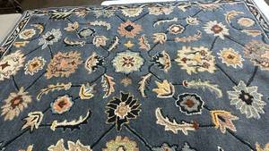 lot 2094 image: Threshold Hand tufted 5x7 Blue With Flower Pattern.