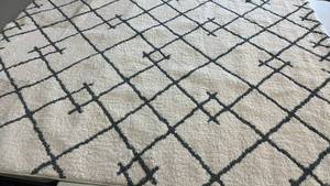 lot 2101 image: Threshold Cream Fleece 5x7 Area Rug.