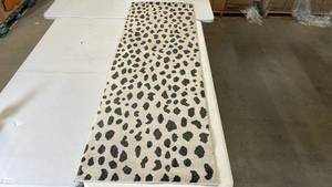 lot 3008 image: Threshold Runner 24x7- Spotted Leopard