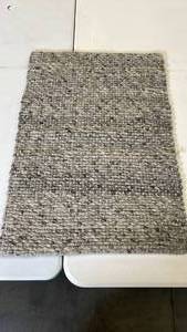 lot 3057 image: Threshold Accent Rug, 24x36