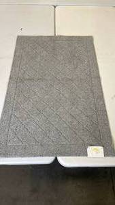 lot 3063 image: Threshold Accent Rug, 30x46