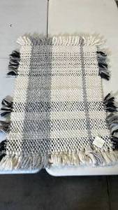 lot 3071 image: Threshold Accent Rug, 25x38
